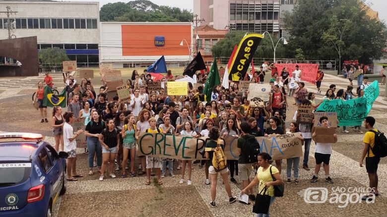 Manifestantes participam de ato em defesa ao meio ambiente em São Carlos - Crédito: Colaborador/SCA