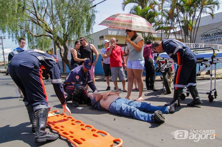 Motociclista avança pare, bate em carro e fica ferido no Cruzeiro do Sul - Crédito: Marco Lúcio