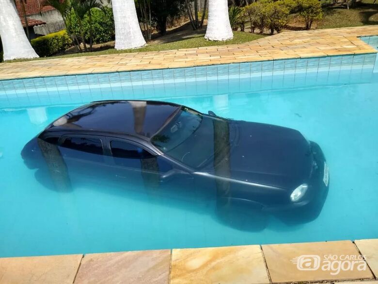 Carro que levava aniversariante para festa cai em piscina no interior de SP - Crédito: Divulgação/Whatsapp