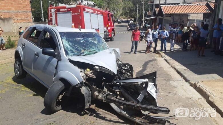 Homem morre após atropelar a ex e bater o carro numa árvore - Crédito: Grupo Rio Claro/Deu BO