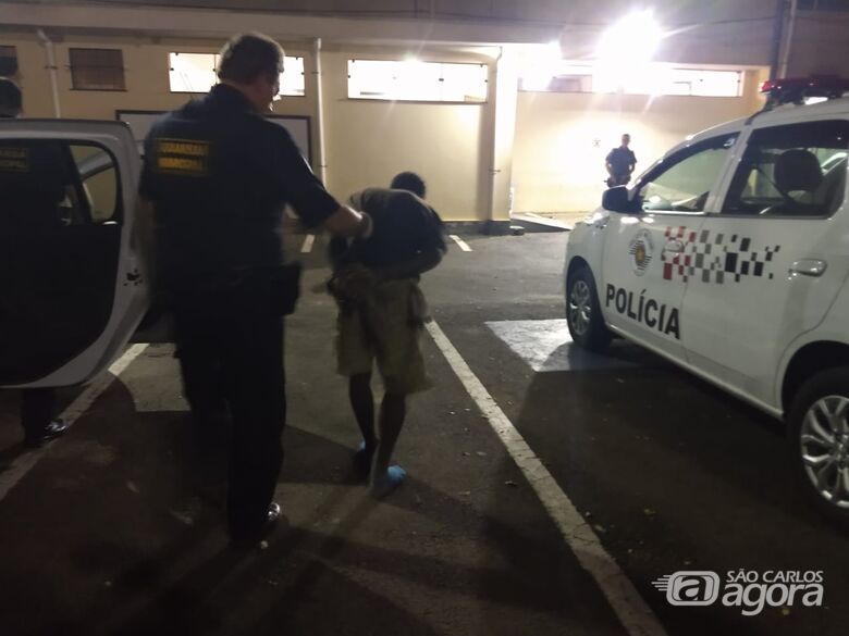 Homem é preso pela GM após tentativa de furto em madeireira - Crédito: Luciano Lopes/São Carlos Agora