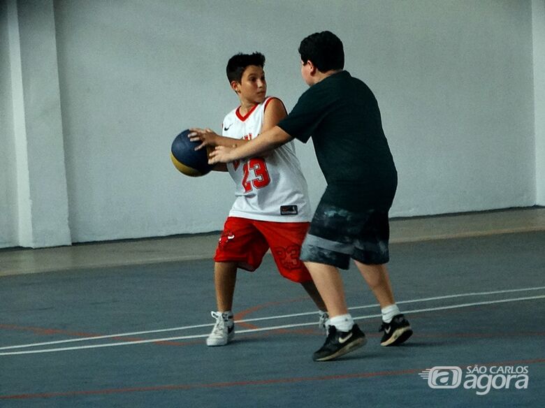 Jovens ganham oportunidade de se divertir com o basquete - Crédito: Marcos Escrivani