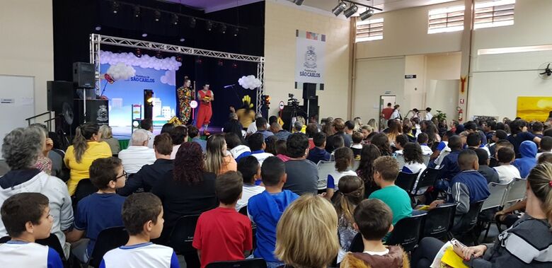 Crianças e adolescentes dão aula sobre segurança no trânsito -