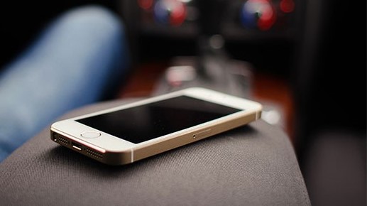Ladrão furta celular que estava dentro de veículo - Crédito: Banco de Imagens Picjumbo