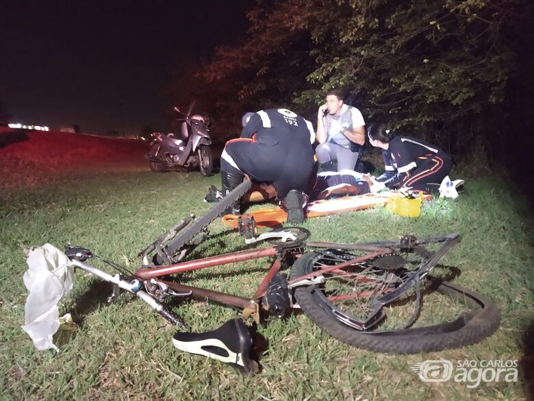 Moto atinge ciclista na Rodovia Washington Luiz - Crédito: Luciano Lopes