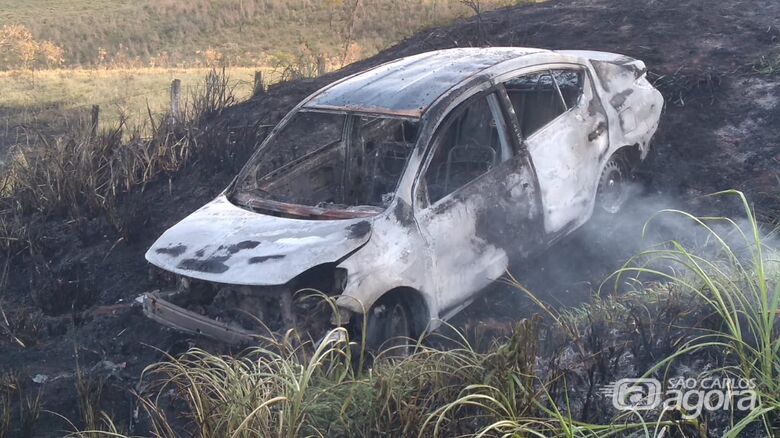 Carro pega fogo após acidente na rodovia SP-215 em São Carlos - Crédito: Colaborador/SCA