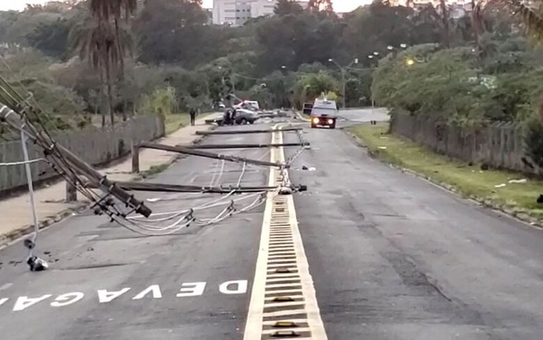 Motorista perde o controle de carro e derruba 11 postes em cidade da região - Crédito: Divulgação