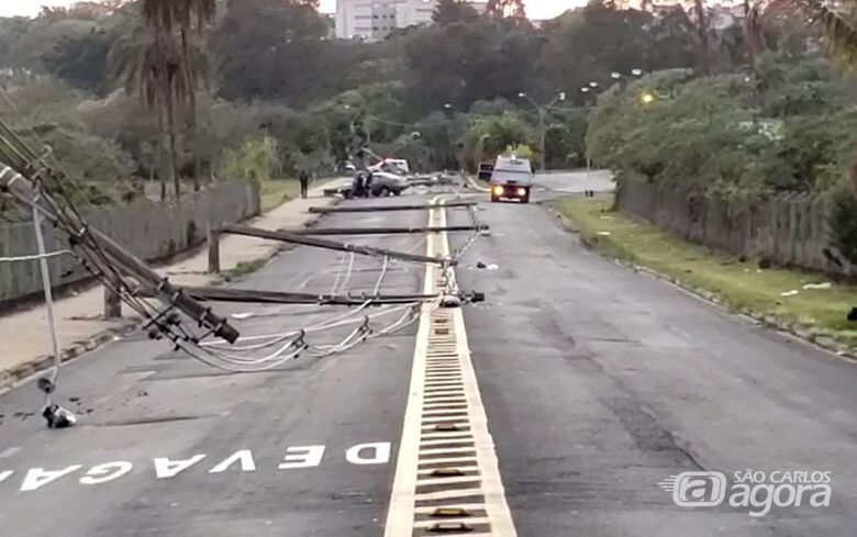 Motorista perde o controle de carro e derruba 11 postes em cidade da região - Crédito: Divulgação