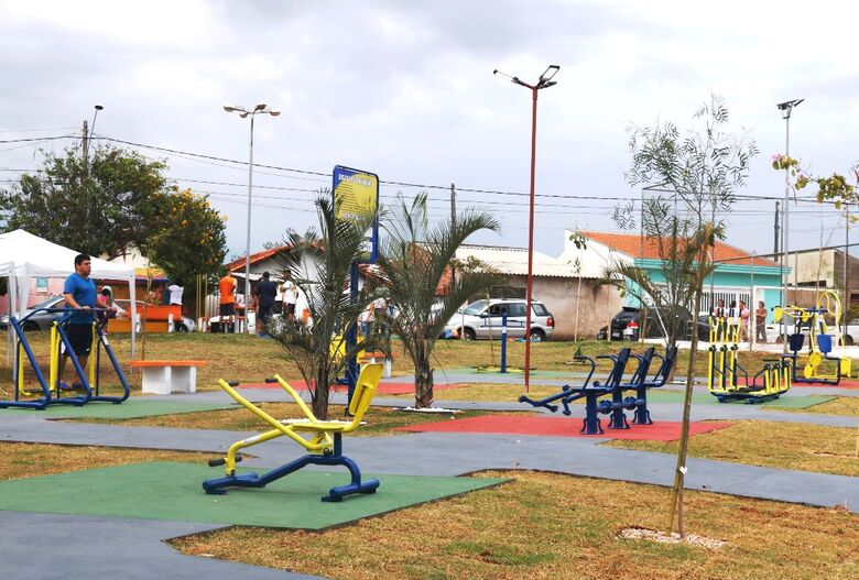 Prefeitura inaugura academia na Praça Ondina Caporaso no Douradinho - Crédito: Divulgação