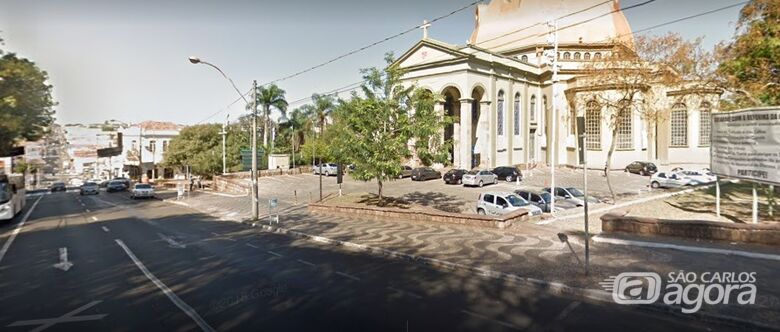 Ladrão assalta dois jovens na Praça da Catedral - Crédito: Google street view