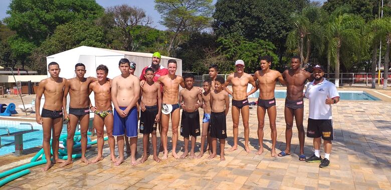 Alunos do projeto social Multi Esporte participam da aula de triathlon no Sesi - Crédito: Divulgação