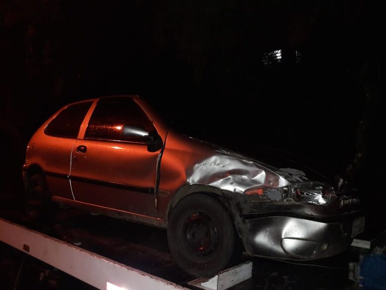 Após colidir em carro, motorista foge, mas é detido pela PM - Crédito: Maycon Maximino