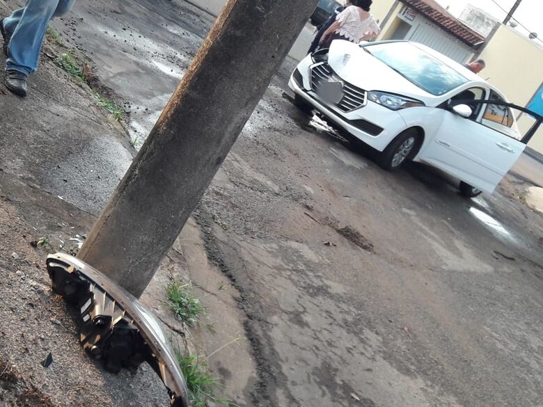 Homem perde dente após colidir carro em poste - Crédito: Maycon Maximino
