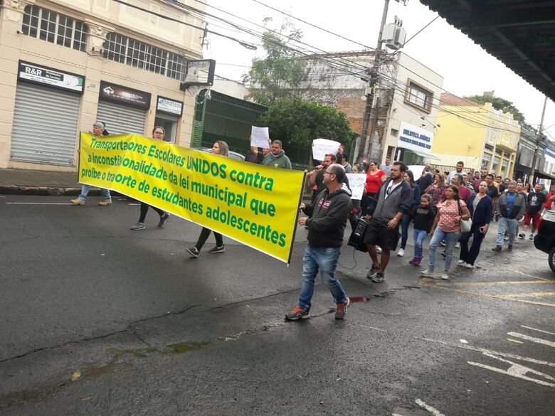 Motoristas de vans realizam protesto: querem transportar alunos do Ensino Médio - Crédito: Maycon Maximino