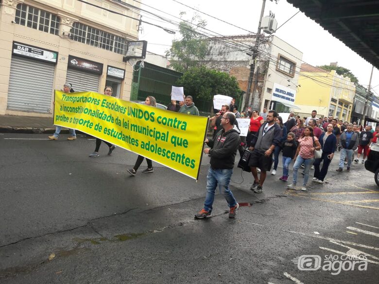 Motoristas de vans realizam protesto: querem transportar alunos do Ensino Médio - Crédito: Maycon Maximino