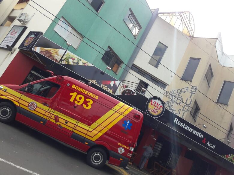 Princípio de incêndio em estabelecimento comercial assusta pessoas - Crédito: Maycon Maximino
