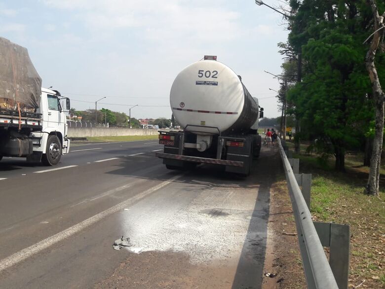 Fogo atinge roda traseira de caminhão carregado com suco de laranja - Crédito: Maycon Maximino