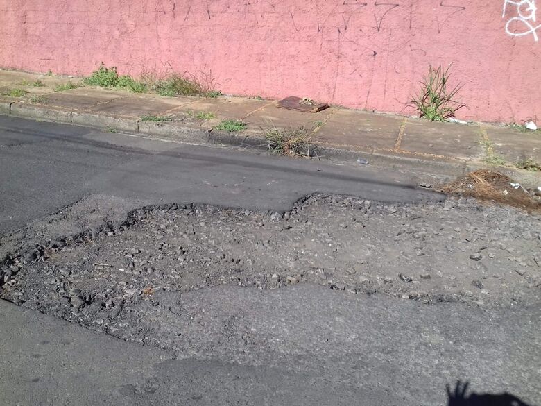 Ruas com ‘crateras’ revoltam moradores na Vila Monteiro - Crédito: Divulgação