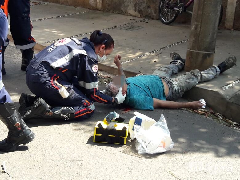 Ciclista fica gravemente ferido após colidir em poste no Jardim Beatriz - Crédito: Maycon Maximino