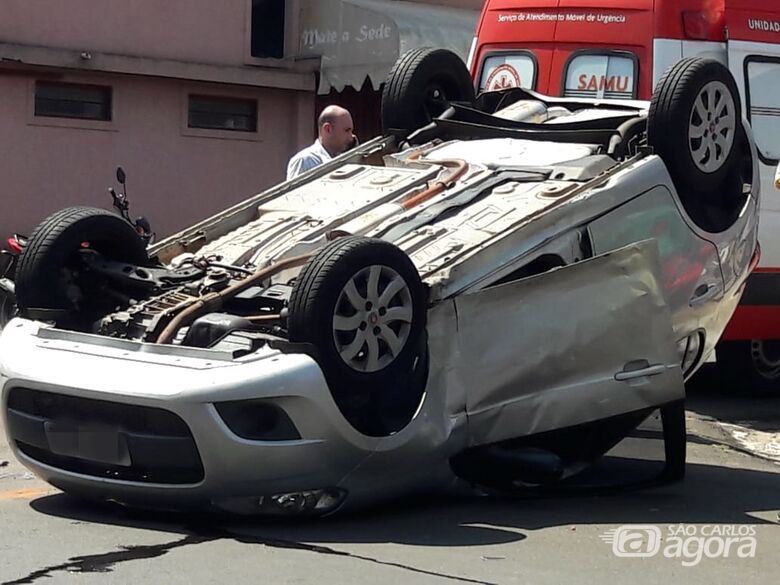 Motorista ‘vara’ pare e carro capota na Vila Nery - Crédito: Maycon Maximino
