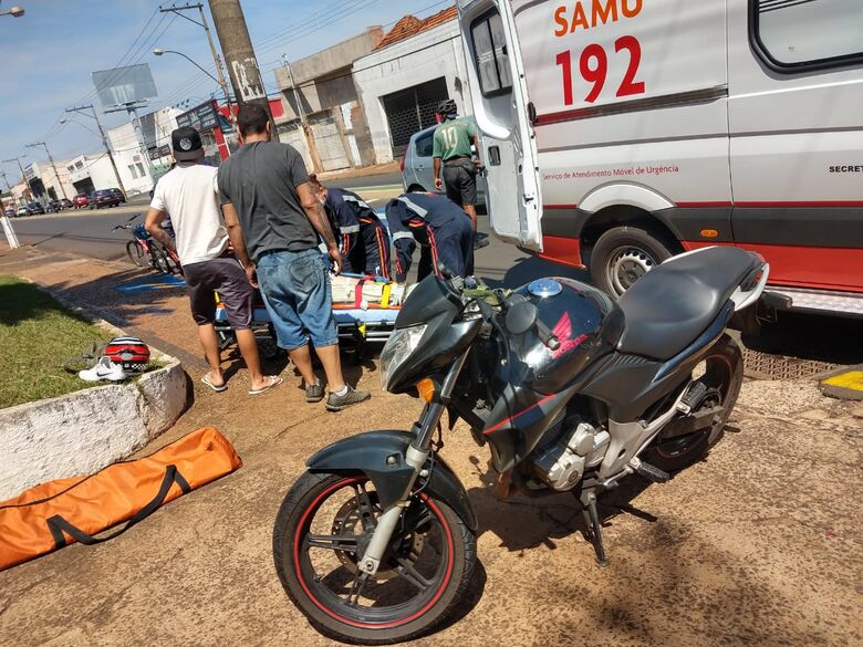 Colisão entre duas motos deixa um ferido na avenida São Carlos - Crédito: Luciano Lopes