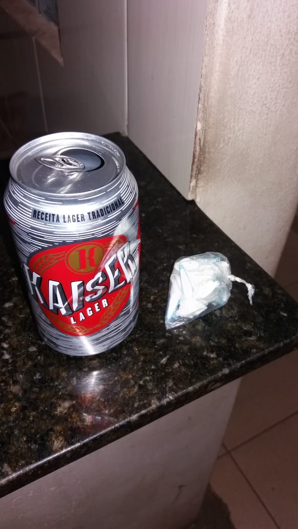 Mulher é flagrada com cocaína e tenta resistir a prisão, jogando cerveja nos policiais -