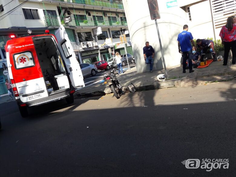 Freio falha e motociclista atinge dois carros estacionados no centro - Crédito: Maycon Maximino