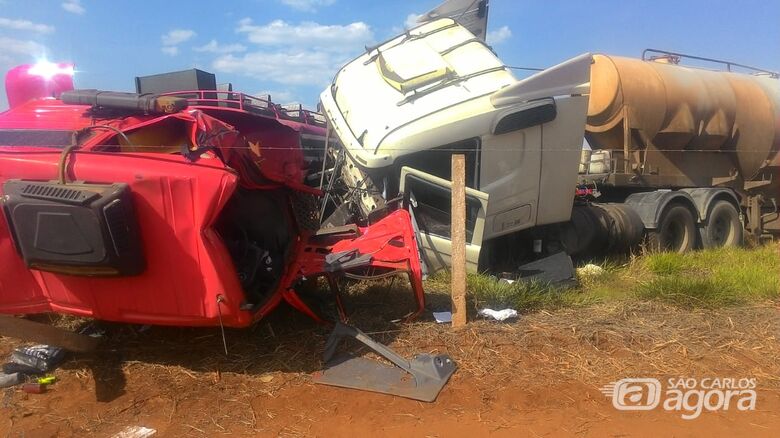 Violenta colisão entre carretas deixa dois feridos na SP-318 - Crédito: Maycon Maximino