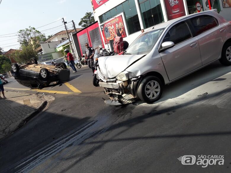 Três ficam feridos após capotamento no centro de São Carlos - Crédito: Maycon Maximino