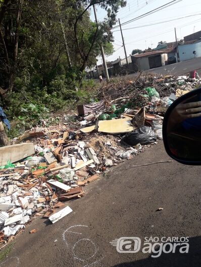 Lixo e entulho são abandonados em área verde no Santa Angelina - Crédito: Divulgação
