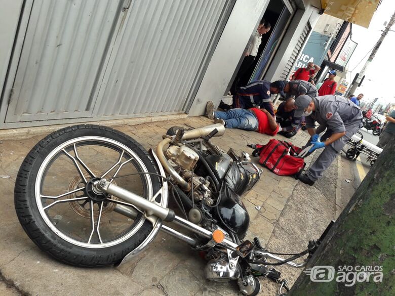 Após colisão em carro, motociclista atinge poste na Avenida São Carlos - Crédito: Maycon Maximino
