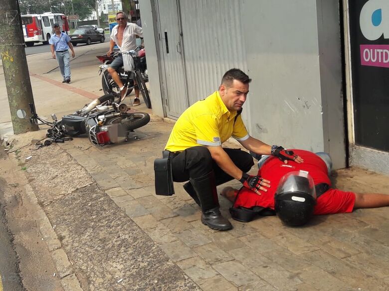 Após colisão em carro, motociclista atinge poste na Avenida São Carlos - Crédito: Maycon Maximino