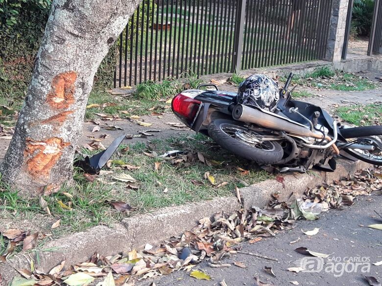 Motociclista que bateu em árvore passa por cirurgia - Crédito: Redes Sociais