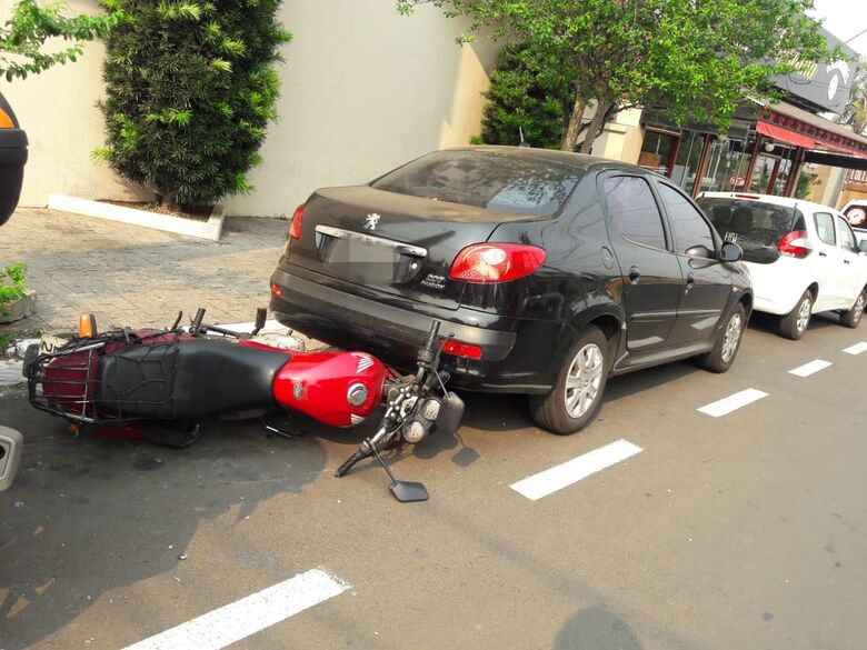 Motorista provoca acidente e carro atinge motociclista - Crédito: Maycon Maximino
