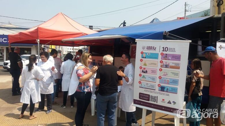 Ação na praça do Mercado alerta sobre os perigos da Doença de Alzheimer - Crédito: Marcos Escrivani