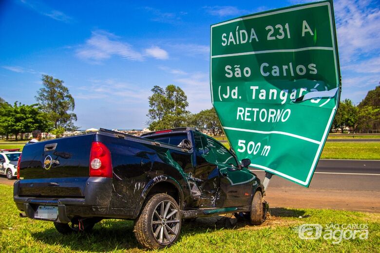 Montana é atingida por Onix e bate em placa de sinalização na Washington Luiz - Crédito: Marco Lúcio