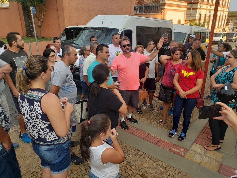 motoristas de vans escolares pressionam e câmara aprova projeto de lei