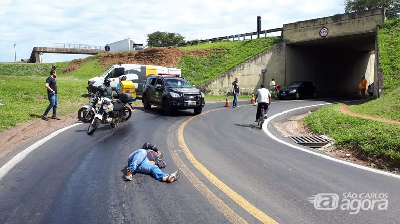 Atenção motociclistas: mancha de óleo embaixo do pontilhão do Jockey Clube - Crédito: Colaborador/SCA