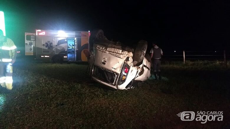 Carro capota e deixa casal ferido na rodovia Washington Luís entre São Carlos e Ibaté - Crédito: Luciano Lopes/São Carlos Agora