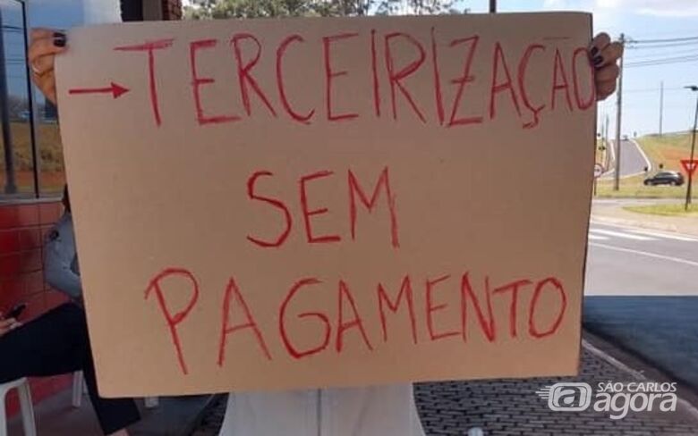 Terceirizados protestam por atraso no pagamento e são proibidos de beber água e utilizar banheiro, diz sindicato - Crédito: Divulgação