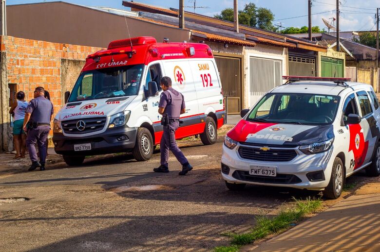 Viaturas do SAMU e da Polícia Militar na frente da casa onde ocorreu o fato - Crédito: Marco Lúcio