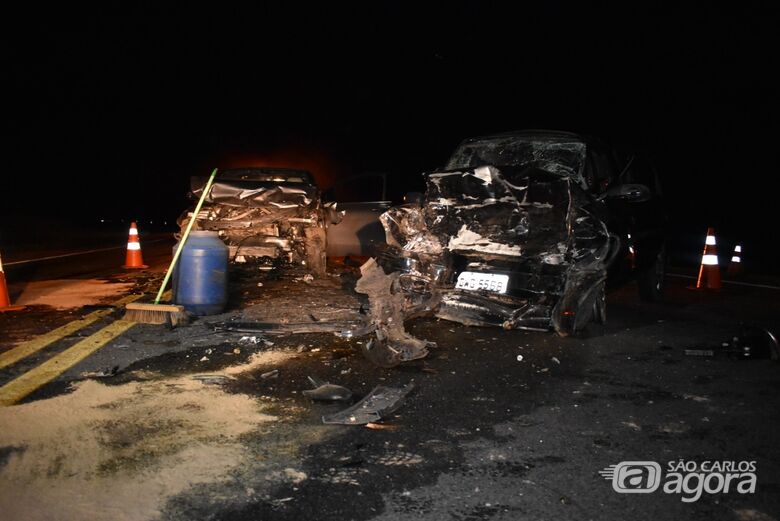 Carros ficaram com a frente destruidas após a colisão. - Crédito: Maria Clara Cunha Canto/Portal da Cidade Mogi Mirim