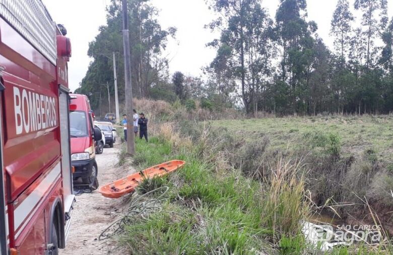 Carro foi encontrado submerso em córrego - Crédito: Foto: Divulgação/Corpo de Bombeiros