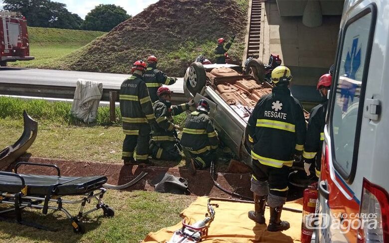 Motorista de aplicativo que levava passageira de São Carlos capota veículo na SP-255 - Crédito: Arquivo Pessoal