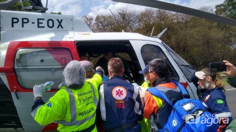 Motociclista é socorrido pelo helicóptero Águia após acidente na Washington Luis - Crédito: Colaborador