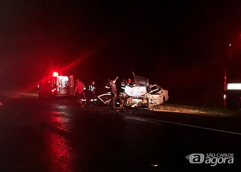 Veículos ficaram destruídos após choque frontal - Crédito: Repórter Naressi