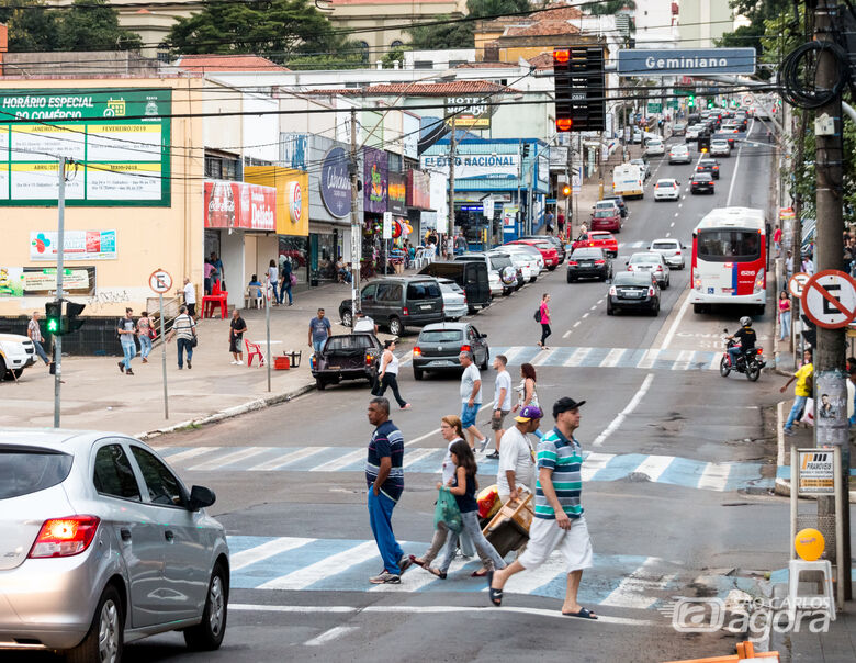 Comércio funciona até às 22h nesta sexta-feira (11); amanhã lojas estarão fechadas - Crédito: Arquivo/SCA