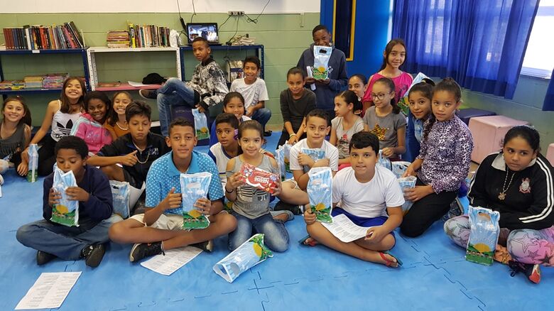Dia de festa nas escolas de São Carlos: alunos ganham bombons pelo Dia das Crianças -
