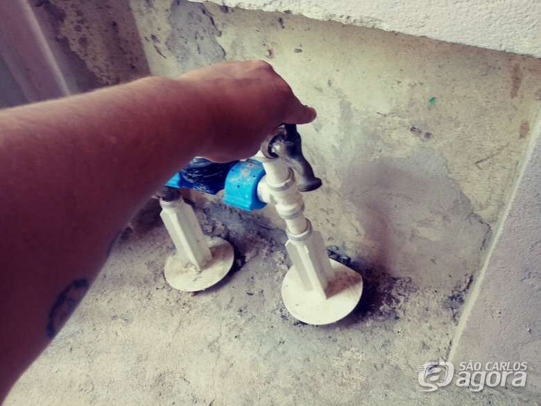 Moradores reclamam de falta de água em vários bairros de São Carlos - Crédito: Arquivo/SCA