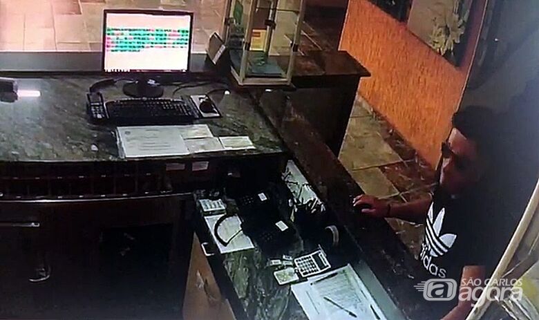 Ladrão furta celular na recepção de hotel na Vila São José. VÍDEO - Crédito: Arquivo/SCA